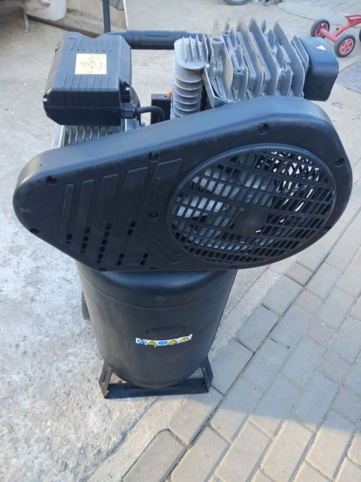 Vând compresor aer vertical