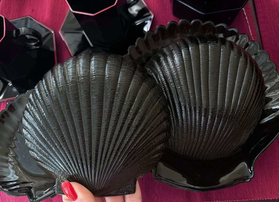 Луксозен сервиз с чаши и чинии