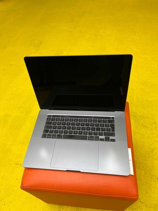 Продавам лаптоп APPLE MacBook Pro A 2141