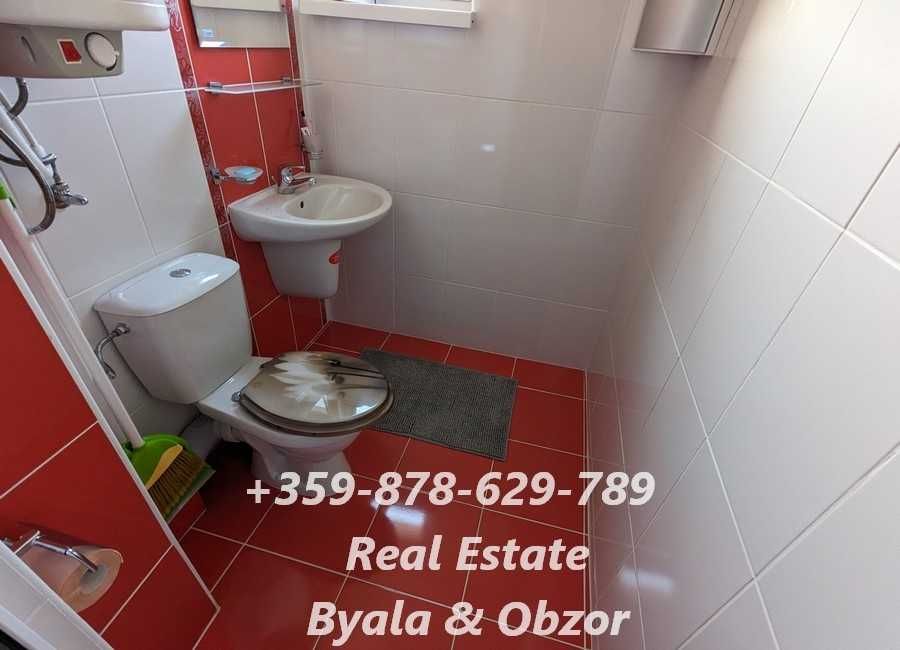 Просторен двустаен апартамент с морска гледка на първа линия в гр.Бяла