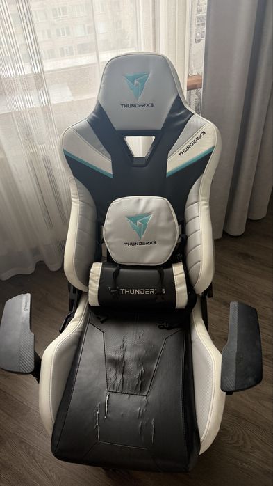 Продам компьютерный игровой стул ThunderX3