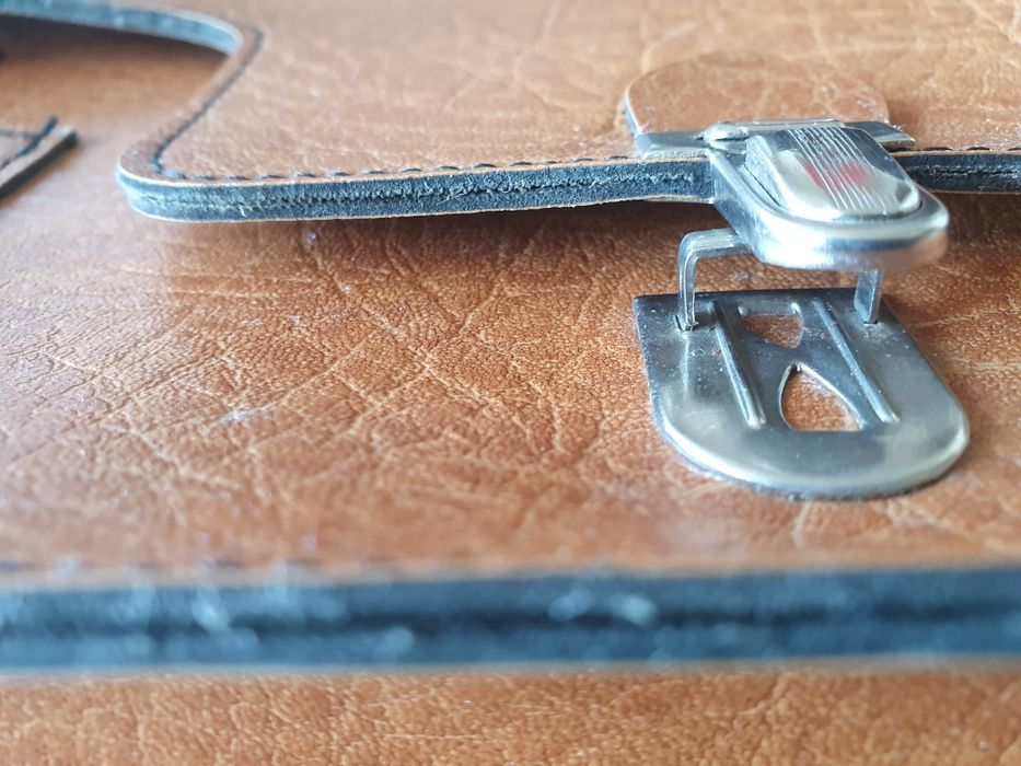 Borseta Oldies din piele foarte calitativă, dimensiuni 24X18X6 cm,