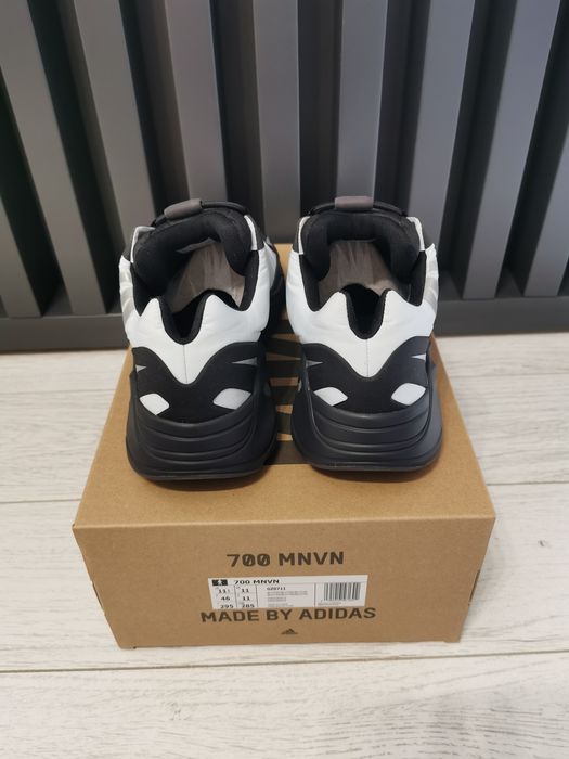 Adidas Yeezy 700 
Slonyx