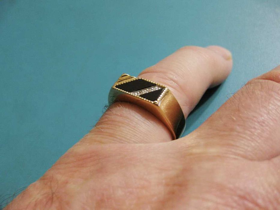 Перстень (золото 585 пробы) с черным камнем.