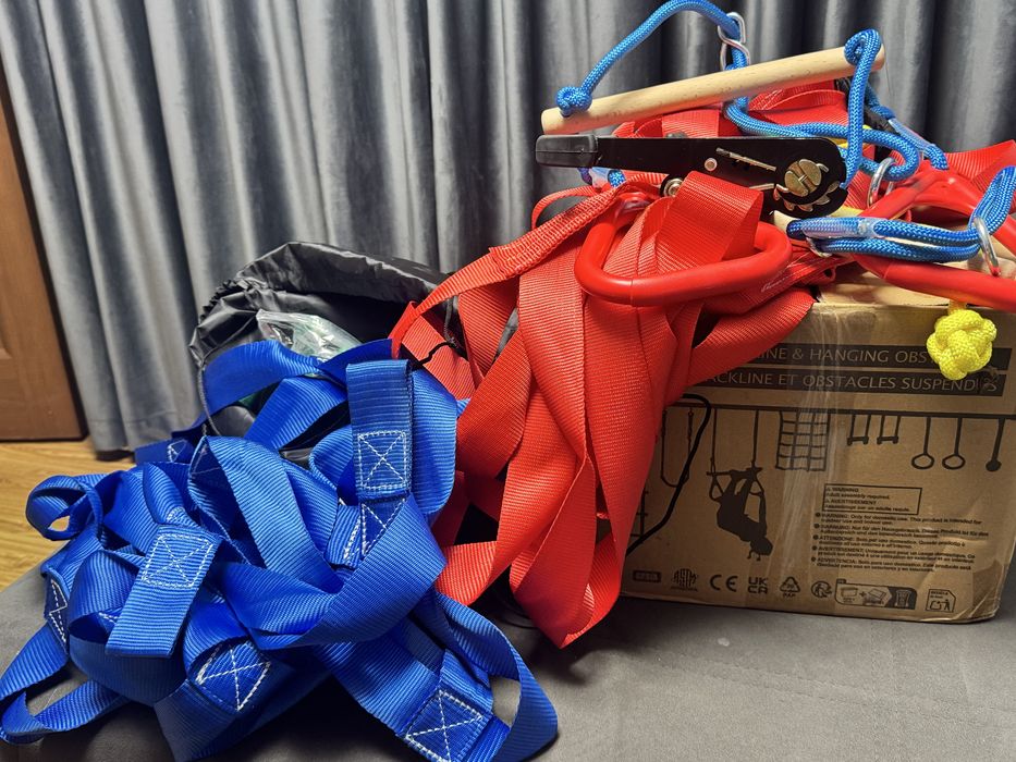 set de traseu cu obstacole și slackline pentru copii (tip Ninja Slackline), ideal pentru montarea în curte între doi copaci