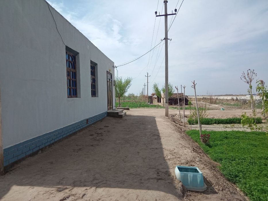 Uy sotiladi narxi kelishiladi !!!