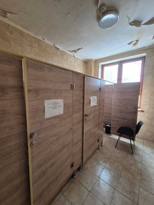 кабины туалетной комнаты