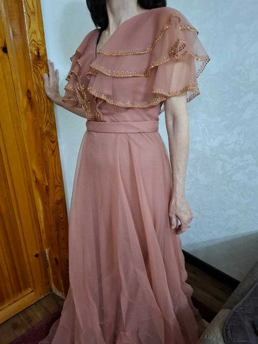 Продам  вечернее платье  в пол.  Размер 46 - 48