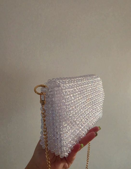 Geantă elegantă handmade cu mărgele albe