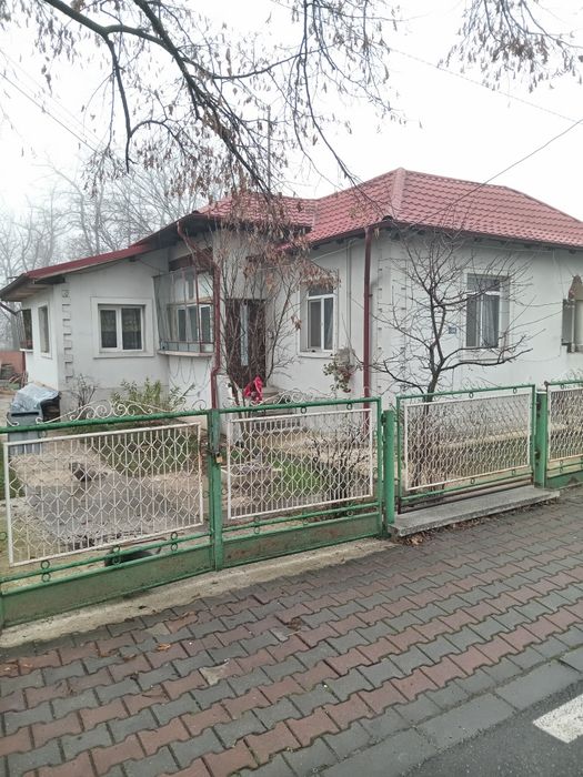 Casa de închiriat la Cornu, 2 sau 3 camere, central