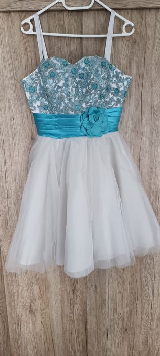 Официална рокля с бял тюл и сини декорации