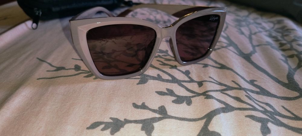 Слънчеви очила цвят пепел от рози