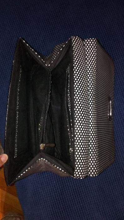 Дамска кожена чанта на черни и бели точки