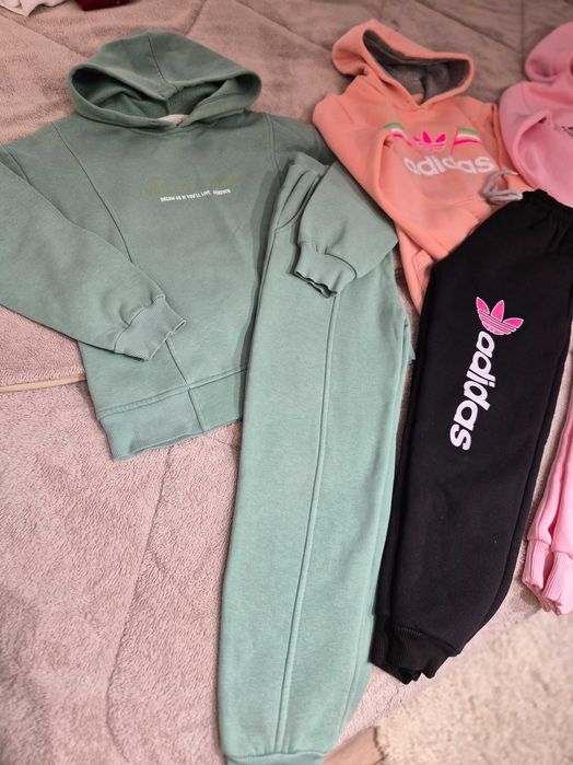 Продавам екипи за момиче