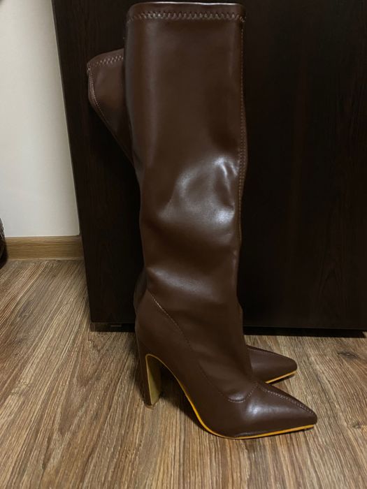 Кафяви обувки на ток