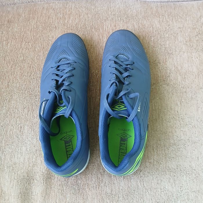 Футболни обувки за изкуствена трева