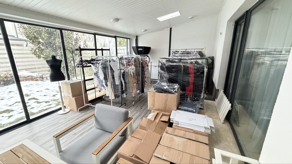 Afacere la cheie: stoc haine NOI + standere+manechin