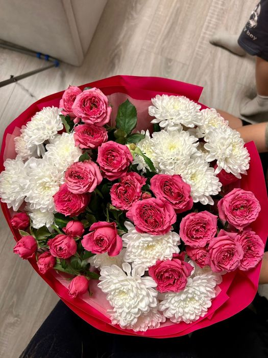 Кустовые розы с хризантемами