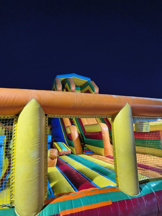 Надуваемо съоръжение- батут пързалка