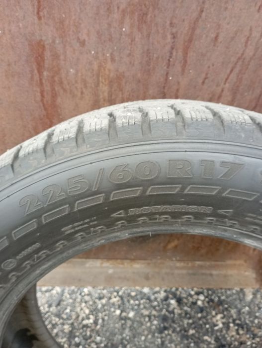 Зимняя резина 17 .225,в отличном состоянии, всего 2 балона.
