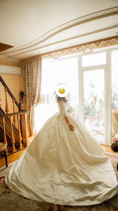 Продам шикарное свадебное платье со шлейфом