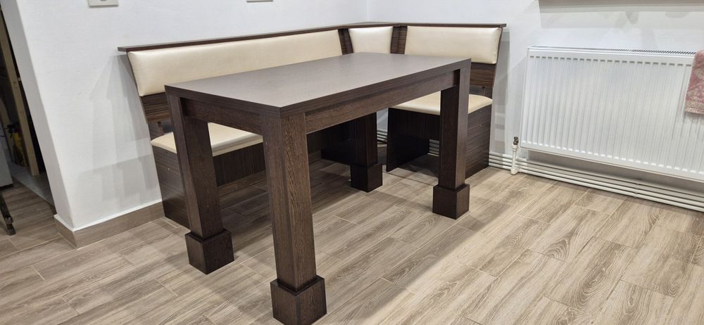 Coltar de bucătărie cu masă