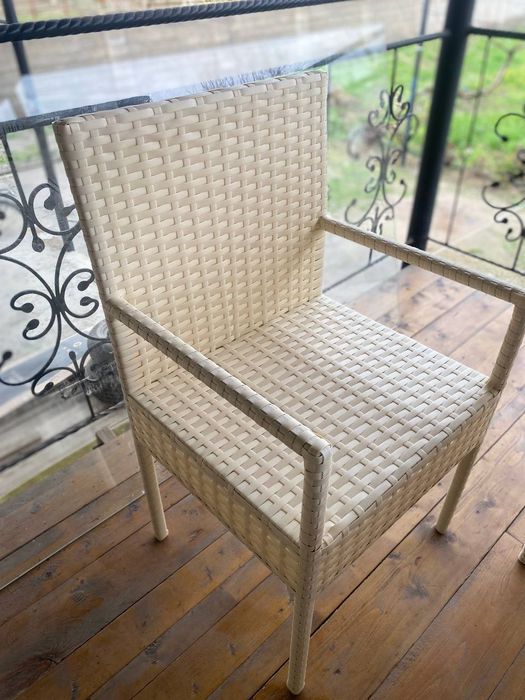 Ovqatlanish uchun komplekt stol va stullar