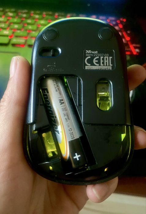 Trust Yvi FX Wireless Mouse - Multicolor cu LED și USB receiver