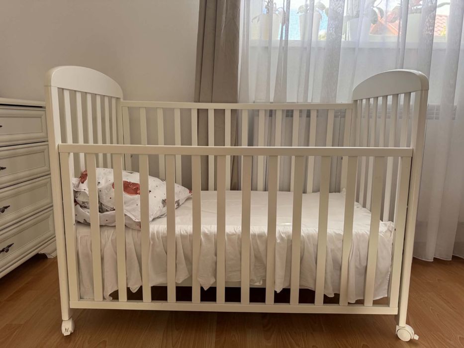 Set complet mobilier bebelusi: Patut pe 2 nivele si Comoda cu cadita incorporata
