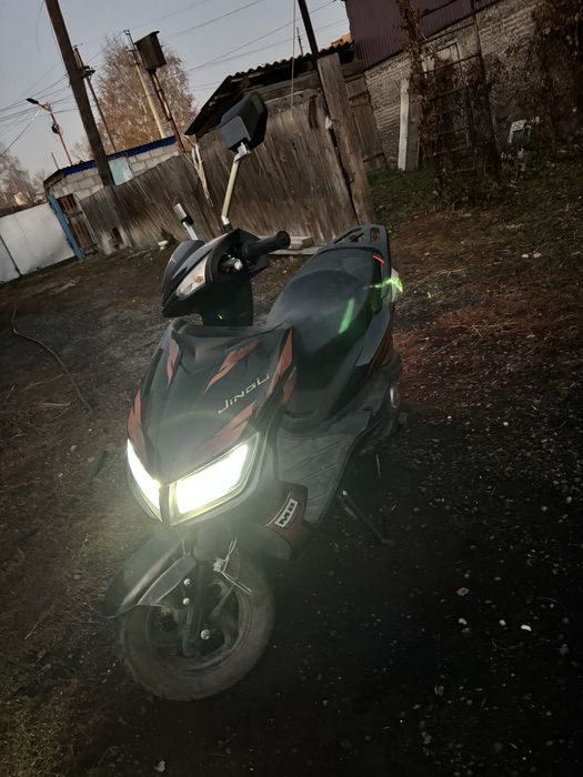 Продам скутер м8 125 кубов