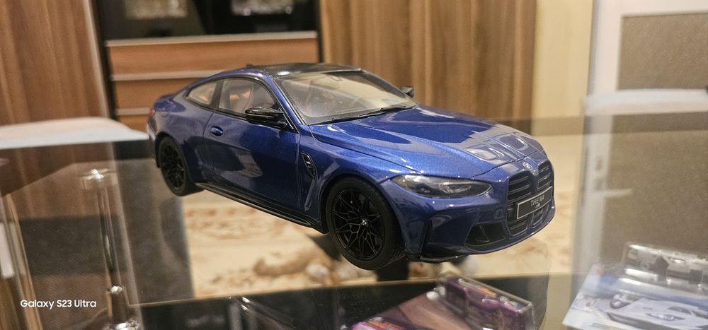 Продавам метални модели в мащаб 1:18