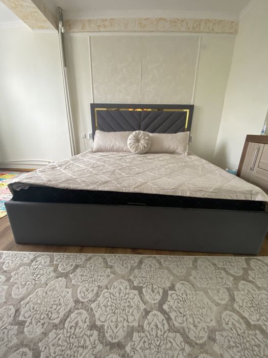 Двуспалка 2х1.8 с матрасом , покрывалом имеется подьемный механизм  !