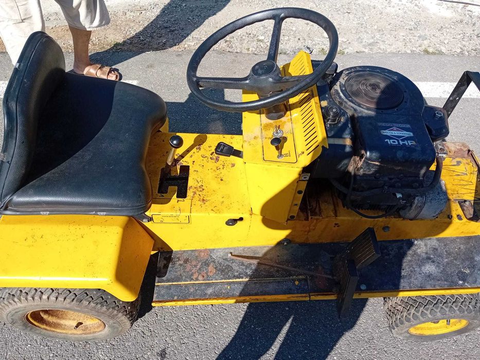 Vând tractoras de tuns iarba
