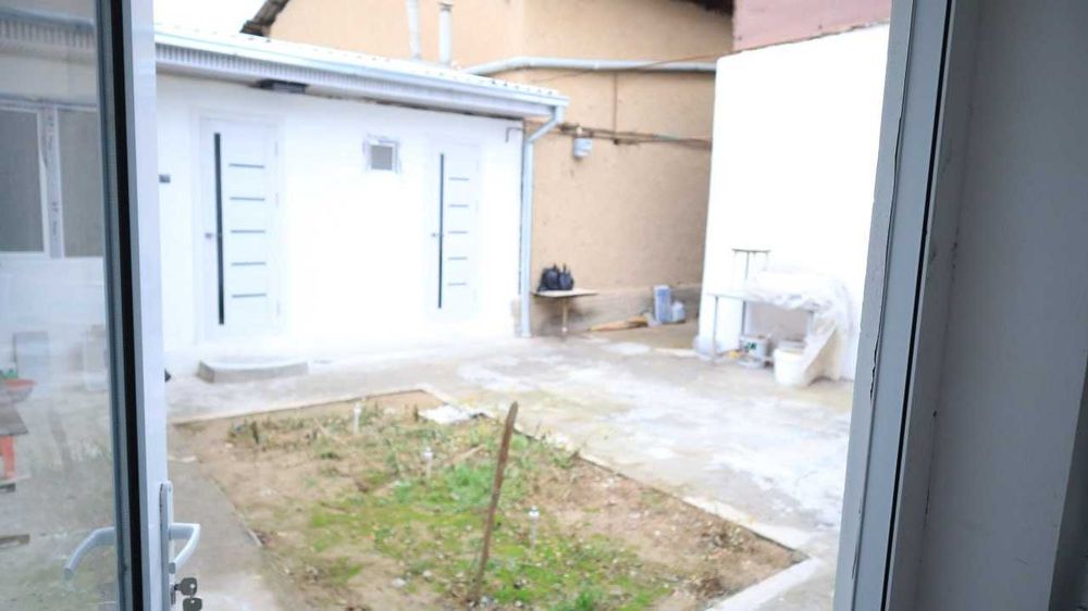 Продается дом возле базара Янгиабад