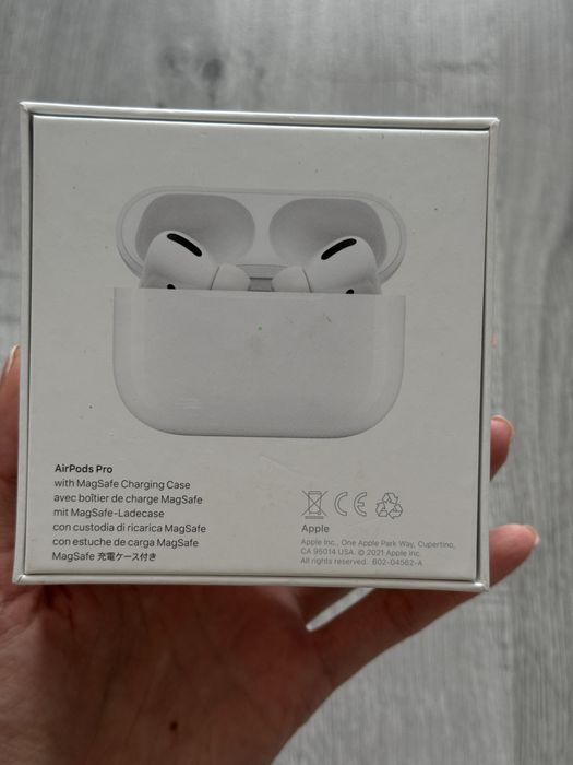 AirPods Pro кейс и левое ухо
