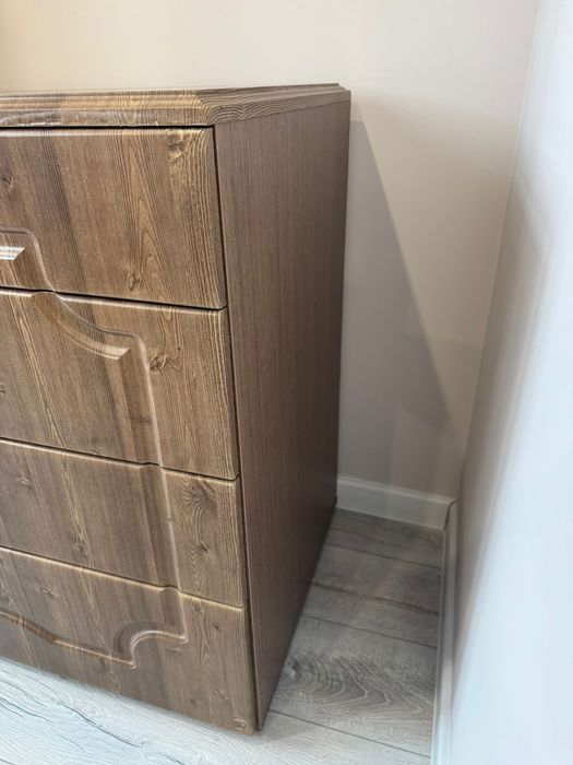 Продам шкаф-пенал и комод.