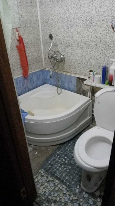 Qorasuv 6 da 1xona 2 xona qilingan kvartira sotiladi