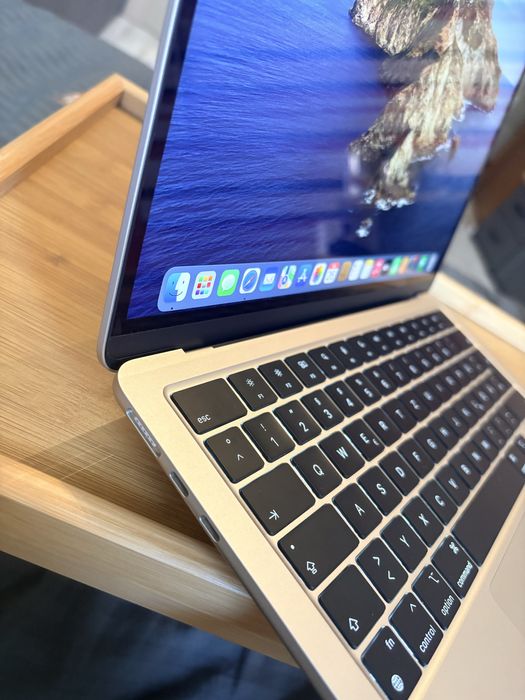 MacBook Air 13” M3 Chip 256GB SSD(2024).+ подарък калъф за носене.