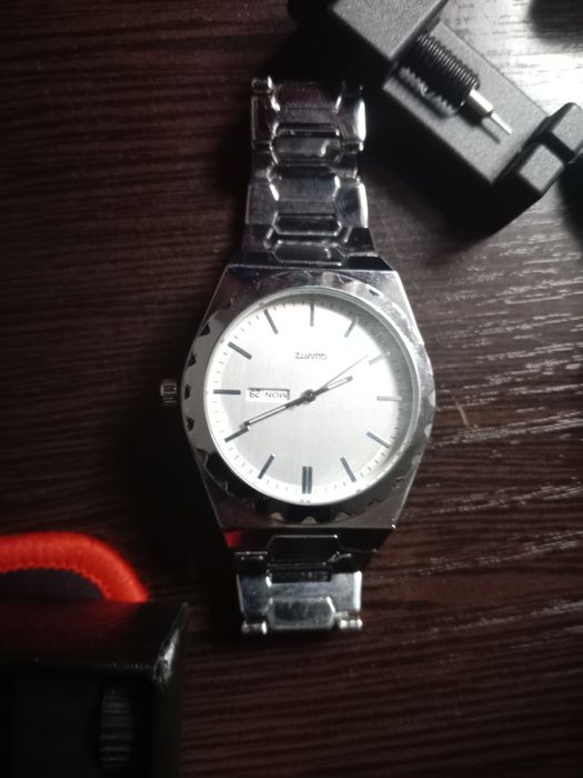 Продам часы   двое