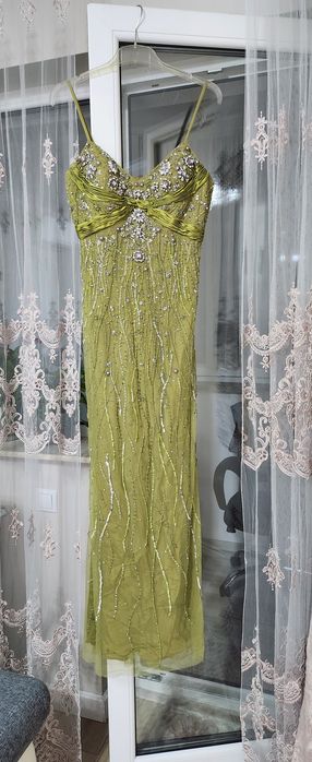 Vand rochie foarte eleganta