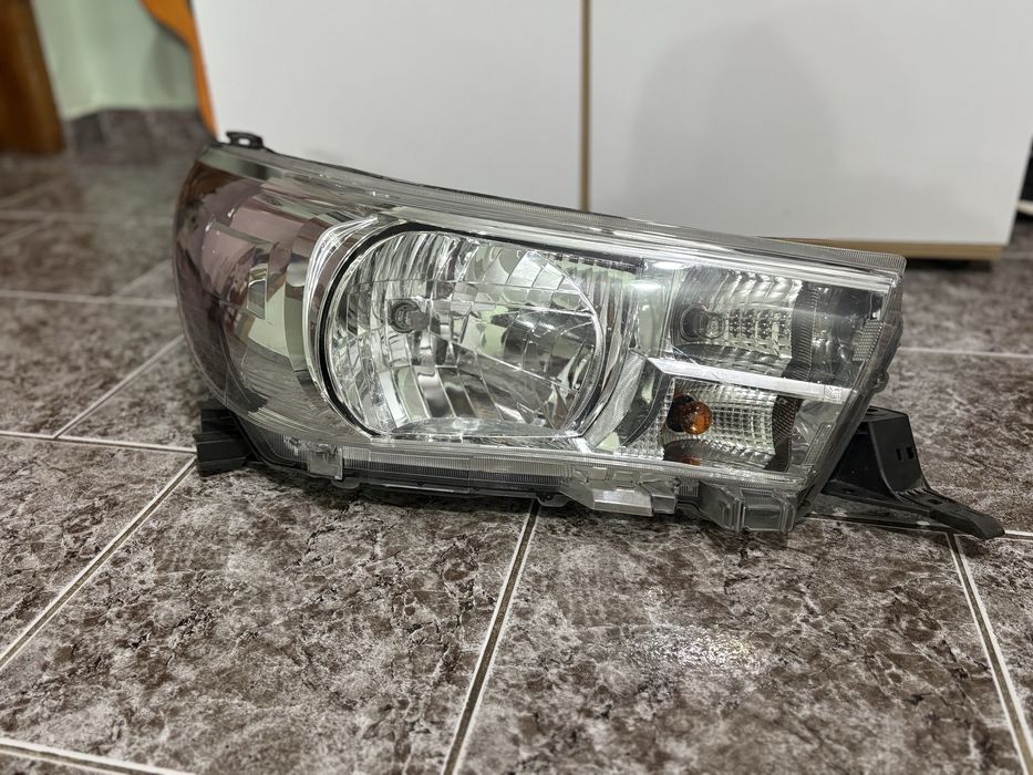 Десен и ляв фар за Toyota Hilux / Тойота Хайлукс