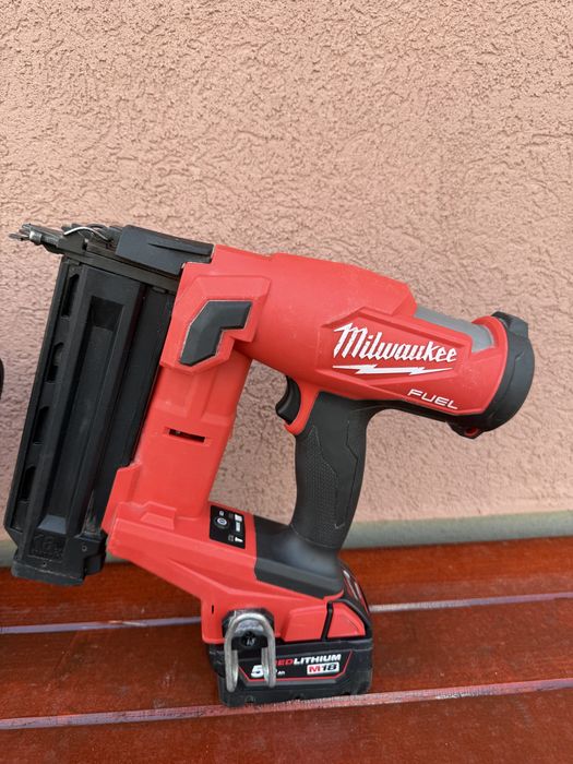 Milwaukee pistol de cuie pentru finisaj