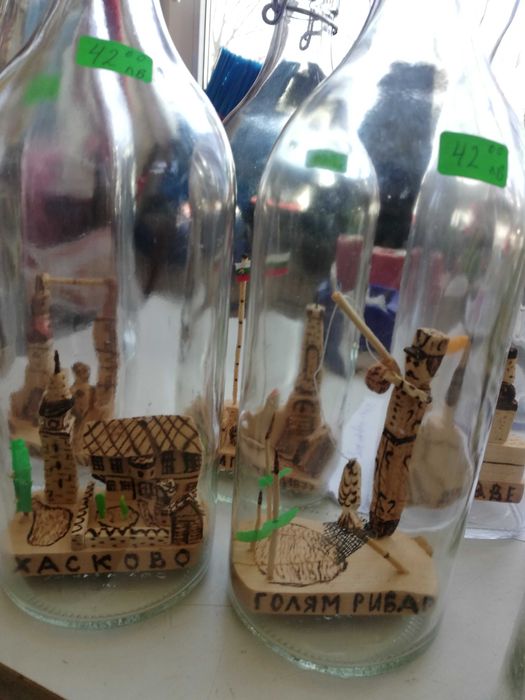 Шишета с дървени фигури