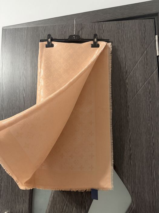 Дамски шалове Louis Vuitton, Dior