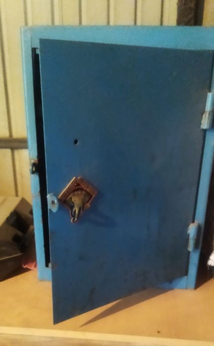Продам металлический сейф