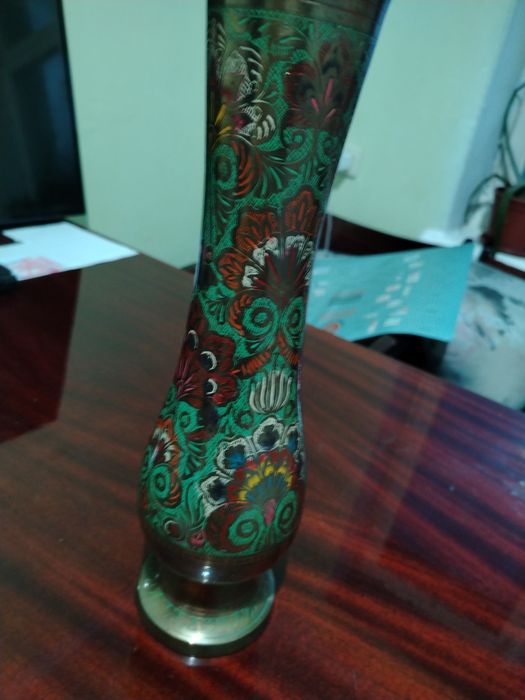 винтажная латунная ваза, изготовленная в Индии.