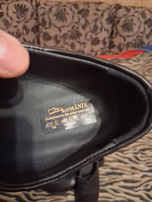 Vînd pantofi piele,100 lei.