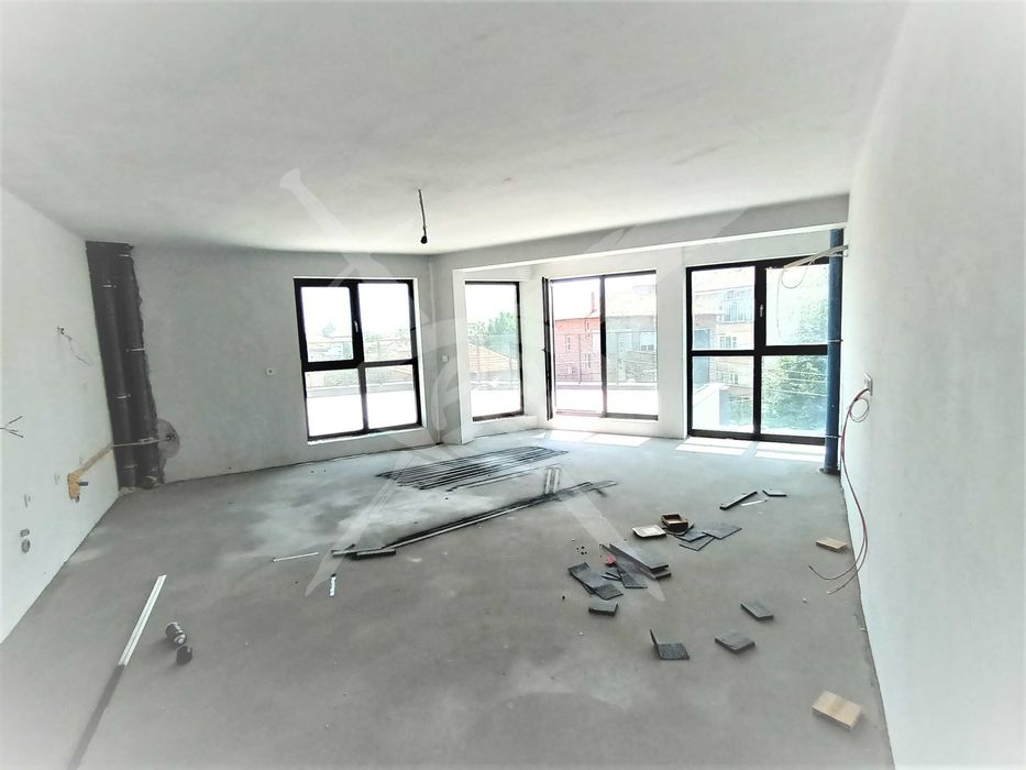 Продава се Тристаен апартамент в Пловдив, Коматево - 194 кв.м за 696 €/кв.м - Снимка #2