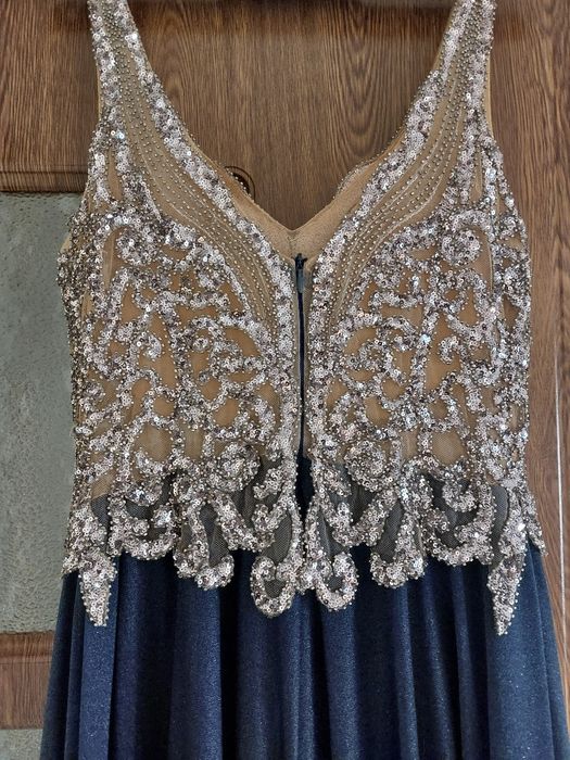 Официална рокля.