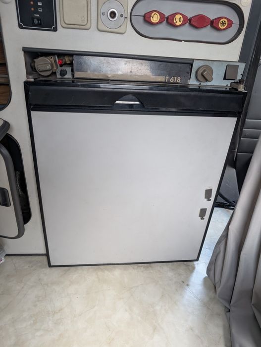 Frigider  pe 12 Volti gaz și 220